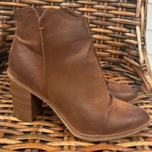 MIA Patton Womens cognac/
Brown Ankle Boots in size 9